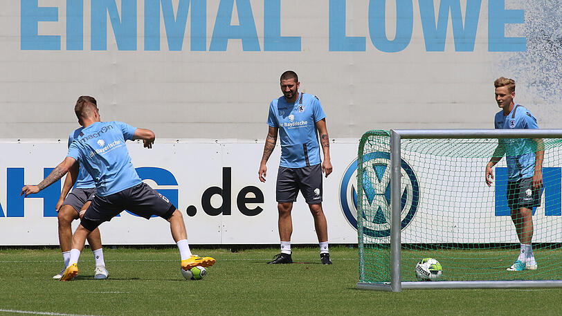 Gleich mittendrin: "Neuzugang" Sascha Mölders beim Training am Freitagnachmittag.