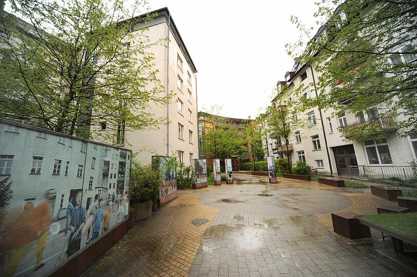 55 WOHNUNGEN: 
Mieten, die bei 5,54 Euro pro Quadratmeter losgehen mitten in der Münchner Altstadt. Gibt&rsquo;s nicht? Gibt&rsquo;s doch! Die Stadt hat im Angertorkarree geförderten Wohnraum geschaffen. Dafür wurden Büroräume umgewandelt, Dachgeschosse ausgebaut und ein Gebäude ganz neu gebaut. Das hat 55 neue Wohnungen (die teuersten kosten 12,50 Euro) und 1369 Quadratmeter Wohnfläche gebracht. Und viel Grün im einst tristen Hof.
