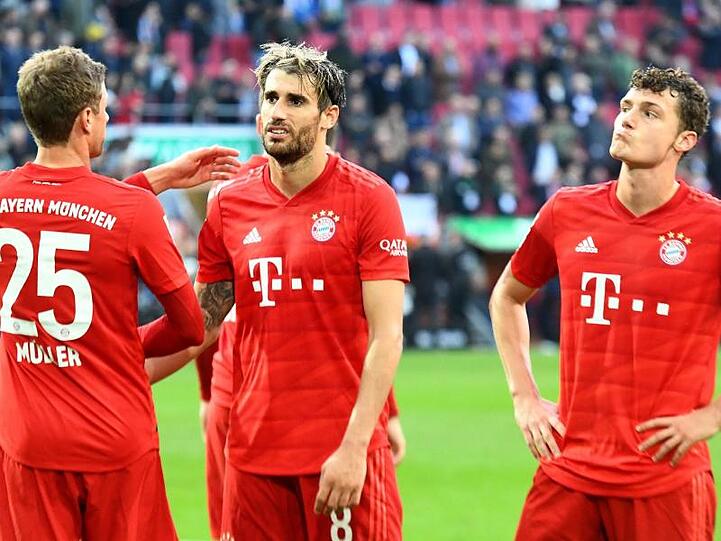 Rat los: Thomas Müller, Javi Martinez und Benjamin Pavard (l-r) nach dem 2:2 in Augsburg.