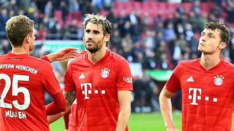 Rat los: Thomas Müller, Javi Martinez und Benjamin Pavard (l-r) nach dem 2:2 in Augsburg.