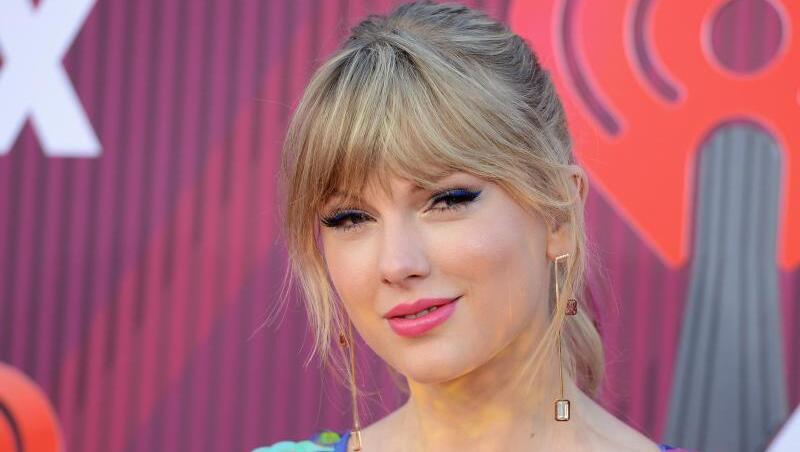 Taylor Swift ließ sich die Augen lasern. Taylor Swift ließ sich die Augen lasern.