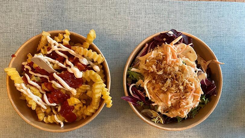 Pommes frites und Coleslaw gibt es als Beilagen dazu. Dass die Mayonnaise vegan ist, fällt in Kombination mit dem Ketchup kaum auf.