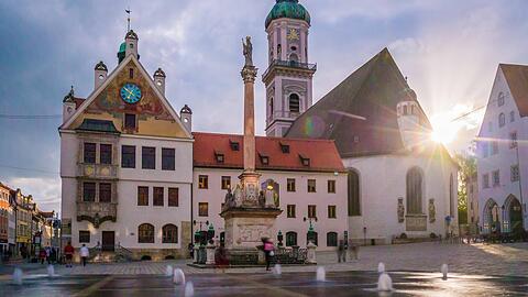 Hier kommen Sie freilich auch vorbei, in Freisings guter Stube mit Rathaus (l.), Mariensäule auf dem Stadtplatz und der Stadtpfarrkirche St. Georg.