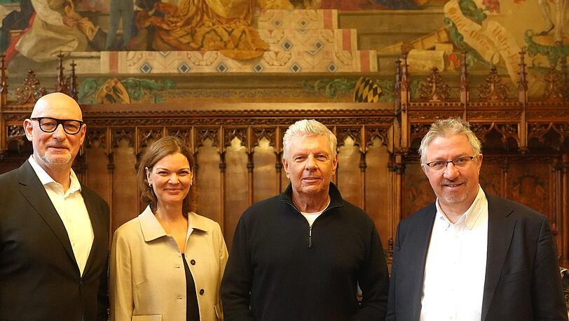 M&uuml;nchner Wohnen hier mit dem neuen Boss J&ouml;rg Franzen (l.), der neuen Chefin Gabriele Meier, Oberb&uuml;rgermeister Dieter Reiter (SPD), und &Uuml;bergangs- sowie auch Neu-Chef der Gesellschaft Christian M&uuml;ller im Neuen Rathaus.