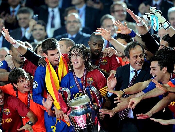 Feier mit dem Henkelpott: Die Barca-Stars um Kapitän Puyol genießen den 2:0-Triumph über ManU in Rom.