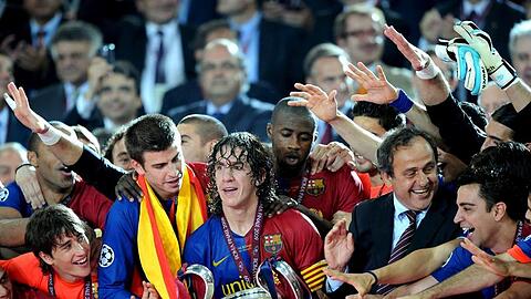 Feier mit dem Henkelpott: Die Barca-Stars um Kapitän Puyol genießen den 2:0-Triumph über ManU in Rom.