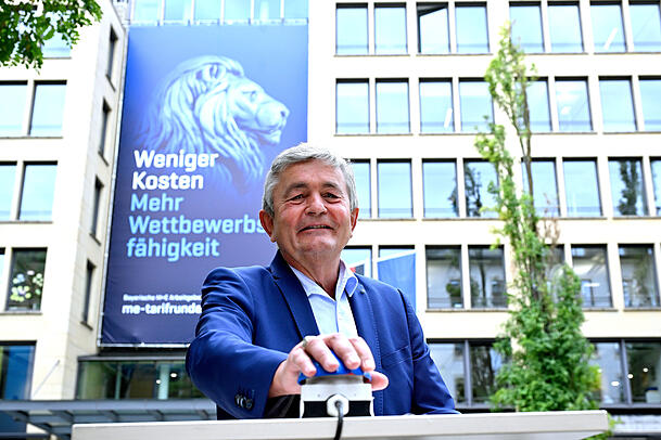 Bertram Brossardt enthüllt das Kampangenmotiv: ein Metall-Löwe. Bertram Brossardt enthüllt das Kampangenmotiv: ein Metall-Löwe.