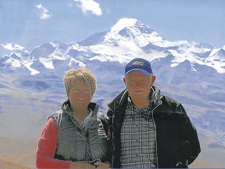 Im 5300 Meter hohen Basis-Camp am Mount Everest: Das Ehepaar Marga und Günther Beckstein in Tibet.