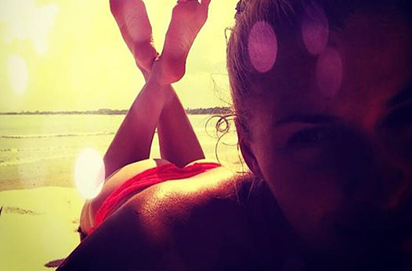Sami Khedira und seine Liebste Lena Gehrke nutzen die Zeit für einen Trip nach Singapur. Das Model posiert im Bikini für einen Schnappschuss.
