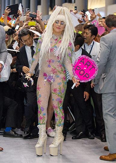 Überraschung! Lady Gaga hat es auch in diesem Jahr wieder auf die Liste der schlimmsten Promi-Kleiderpannen des Jahres geschafft. Und dieses Outfit ist nur stellvertretend für die zahlreichen anderen Fashion-Fauxpas der Pop-Diva.