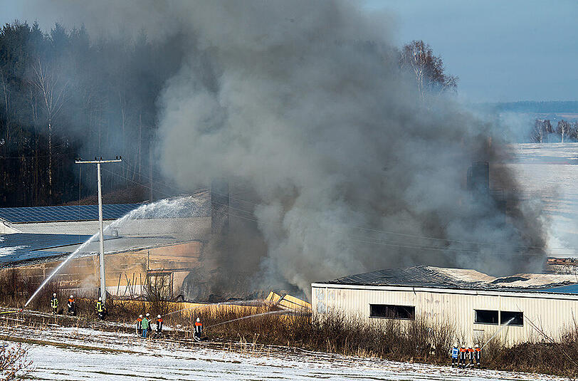 Großbrand in Matratzenfabrik in Niederbayern - die Bilder