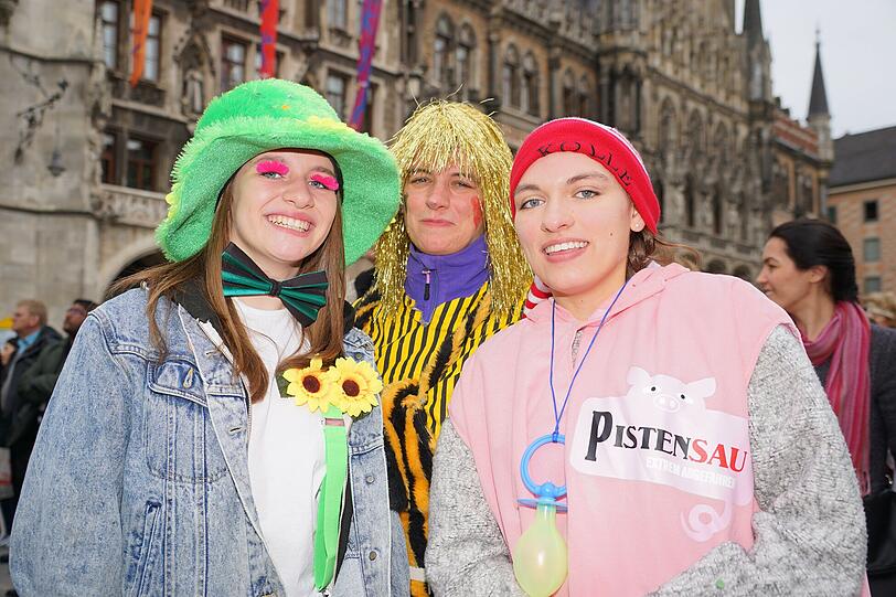 In München läuft die heiße Phase der närrischen Zeit, die Faschingsfans genießen die Highlights: "München narrisch" (bis 9. Februar), den Rosenmontag (8. Februar) und am Faschingsdienstag (9. Februar) der traditionelle Tanz der Marktfrauen auf dem Viktualienmarkt. Die Bilder vom Sonntag...
