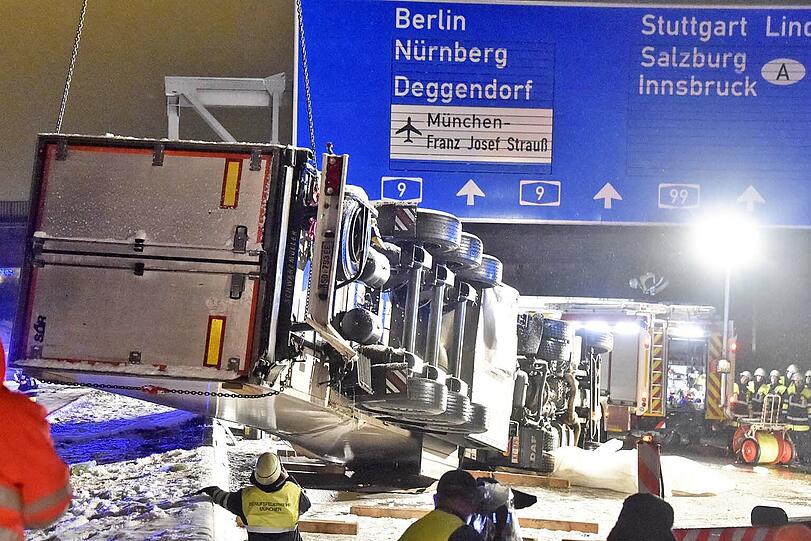 Freiwillige und Berufsfeuerwehr waren im Einsatz.
