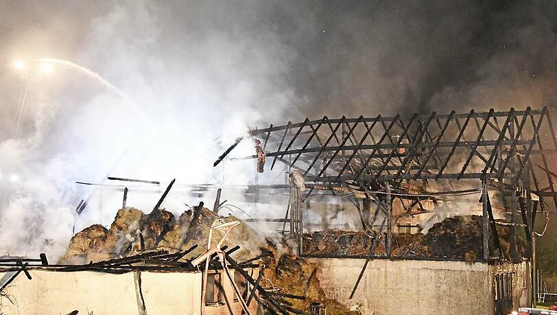 Bei dem Brand in Edling wurde der komplette Bauernhof ein Raub der Flammen. Bei dem Brand in Edling wurde der komplette Bauernhof ein Raub der Flammen.