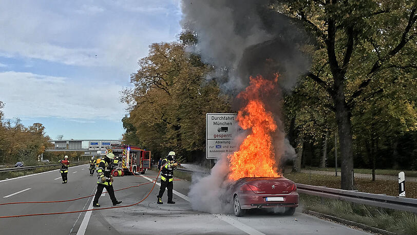 Die Feuerwehr konnte das Auto löschen - die Fahrerin blieb unverletzt. Die Feuerwehr konnte das Auto löschen - die Fahrerin blieb unverletzt.