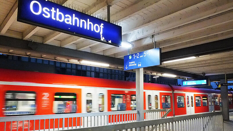Der Betrunkene hatte eine lange Nacht hinter sich. Um 6:40 Uhr griff ihn ein DB-Mitarbeiter im Gleisbereich auf. Der Betrunkene hatte eine lange Nacht hinter sich. Um 6:40 Uhr griff ihn ein DB-Mitarbeiter im Gleisbereich auf.