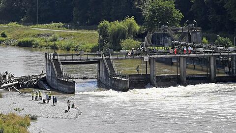 Bilder von der Rettungsaktion: Im Einsatz waren auch die Feuerwehr und die Wasserwacht.
