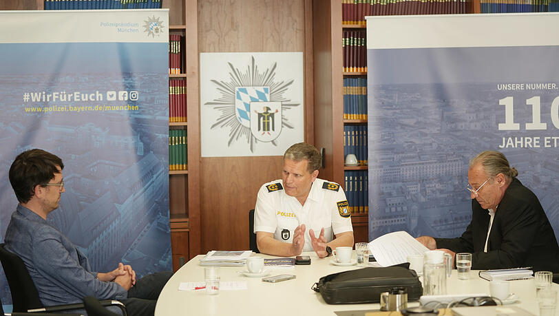 Polizeipräsident Thomas Hampel im Interview mit AZ-Lokalchef Felix Müller und Blaulichtreporter Ralph Hub. Polizeipräsident Thomas Hampel im Interview mit AZ-Lokalchef Felix Müller und Blaulichtreporter Ralph Hub.