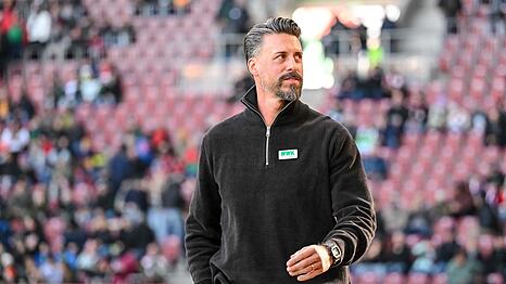Augsburg Trainer Sandro Wagner will im Pokal wieder Grund zur Freude haben.