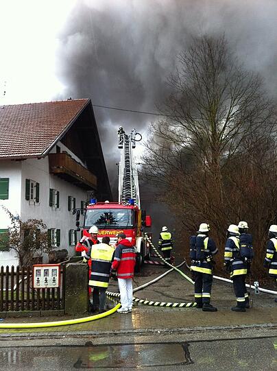 Eine Vielzahl an Einsatzkräften von Feuerwehr, Rettungsdienst und Polizei versuchen am Freitagnachmittag, einen Brand in Riegsee zu löschen: Das Nebengebäude eines landwirtschaftlichen Anwesens hat Feuer gefangen.