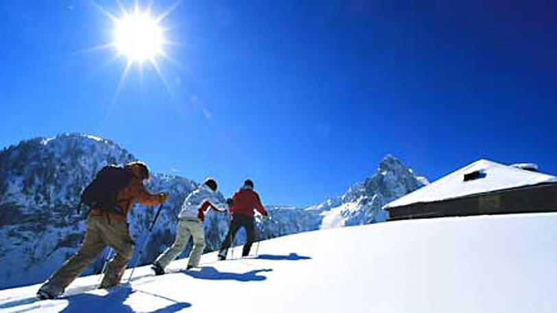 Schneeschuhwandern ist die ideale Fortbewegungsart im Winter.
