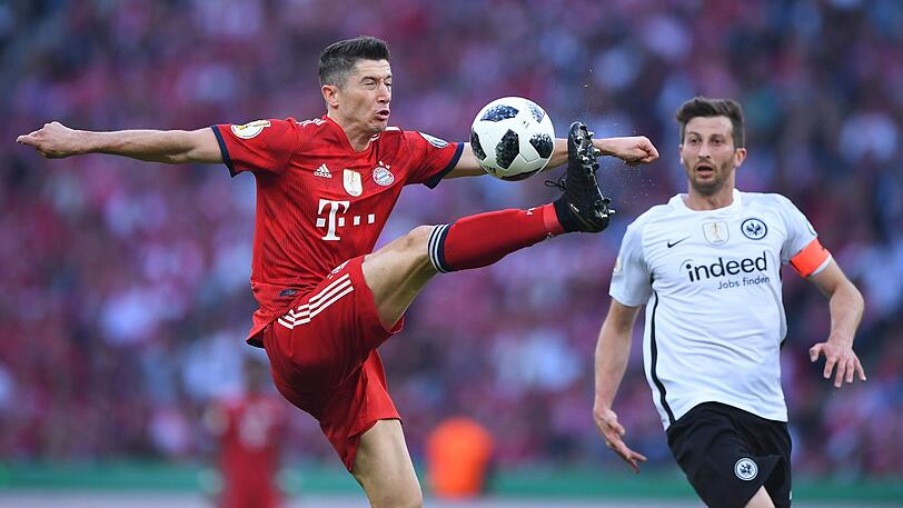 ROBERT LEWANDOWSKI, NOTE 3: Auffälligster Bayer in der Offensive. Nach Kimmich-Pass traf der Pole cool per Flachschuss zum 1:1 (53.). Sein sechstes Tor in dieser Pokalsaison. Hatte in der ersten Halbzeit schon einen Freistoß an die Latte gezirkelt (8.) und einen Chip-Ball neben das Tor gesetzt (25.). Vergab auch knapp nach James-Flanke (76.).