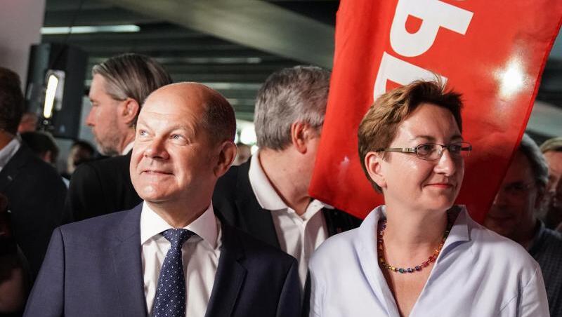 Olaf Scholz (l) und Klara Geywitz treten als Duo für den SPD-Parteivorsitz an. Olaf Scholz (l) und Klara Geywitz treten als Duo für den SPD-Parteivorsitz an.