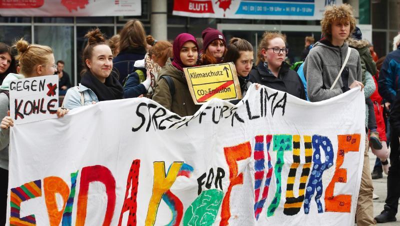 Ansporn für die UN-Klimakonferenz in Bonn: Kundgebung von "Fridays for Future" in Jena. Ansporn für die UN-Klimakonferenz in Bonn: Kundgebung von "Fridays for Future" in Jena.