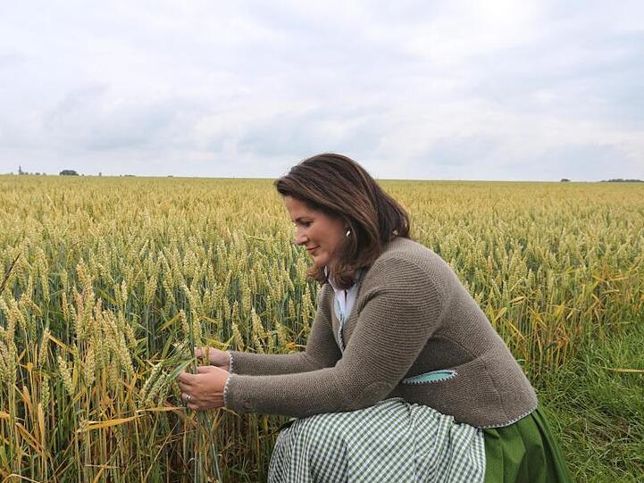 Michaela Kaniber (CSU), Bayerische Landwirtschaftsministerin, auf einem Feld. Foto: Karl-Josef Hildenbrand/dpa