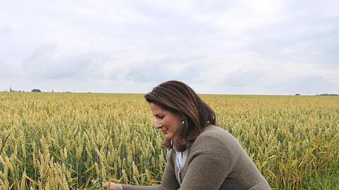 Michaela Kaniber (CSU), Bayerische Landwirtschaftsministerin, auf einem Feld. Foto: Karl-Josef Hildenbrand/dpa