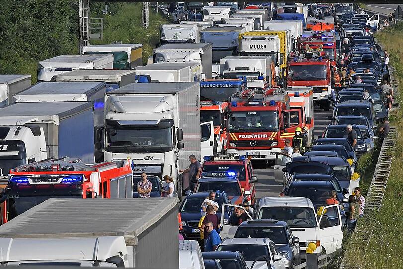 Kilometerlanger Stau auf der A99.