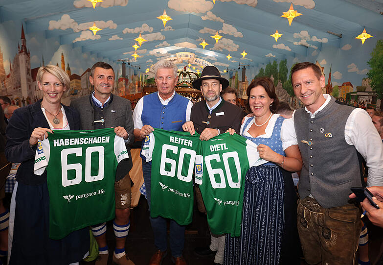 Die Löwen beim traditionellen Wiesn-Besuch im "Himmel der Bayern", dem Hacker-Pschorr-Festzelt.