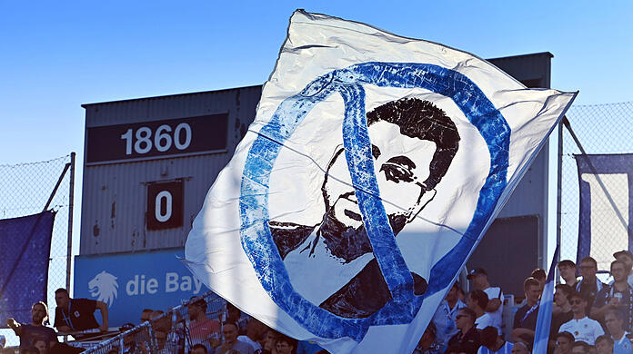 Im Löwen-Fanblock wird eine Anti-Ismaik-Flagge gezeigt. (Archivbild)