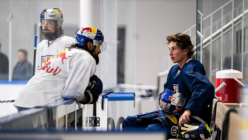 Veit Oswald (r.)  im Gespräch mit EHC-Teamkollege Dominik Bittner während des ersten Eistrainings im SAP Garden
