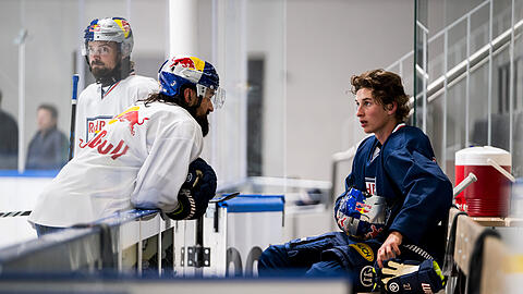 Veit Oswald (r.)  im Gespräch mit EHC-Teamkollege Dominik Bittner während des ersten Eistrainings im SAP Garden