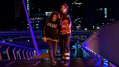 "Großstadtrevier: Im Moment der Angst": Sanitäterin Mirja Grabowski (Franziska von Harsdorf) rettet die verletzte Harry Möller (Maria Ketikidou, l.) aus der prügelnden Meute.