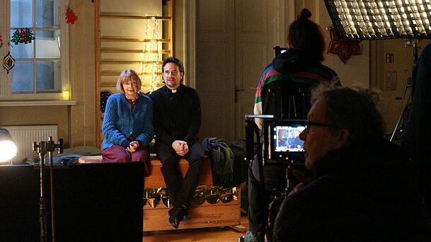 Ursela Monn (li.) und Oliver Mommsen bei den Dreharbeiten zu "Eine fast perfekte Bescherung".