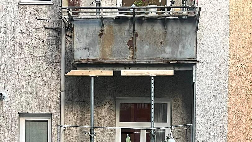 Jetzt abgestützt: die geflickten Blechbalkone im Hinterhof in der Isarvorstadt. Jetzt abgestützt: die geflickten Blechbalkone im Hinterhof in der Isarvorstadt.