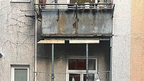 Jetzt abgest&uuml;tzt: die geflickten Blechbalkone im Hinterhof in der Isarvorstadt.