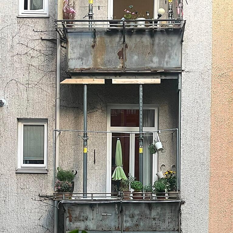 Jetzt abgest&uuml;tzt: die geflickten Blechbalkone im Hinterhof in der Isarvorstadt.