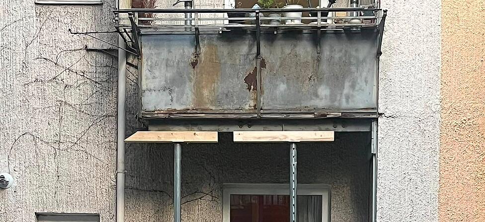 Jetzt abgest&uuml;tzt: die geflickten Blechbalkone im Hinterhof in der Isarvorstadt.