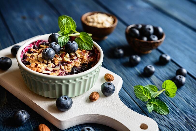 Haferflocken sind der Energie-Kick zum Fr&uuml;hst&uuml;ck. Sie enthalten wenig Fett und machen satt. Als Granola oder gebacken schmecken sie noch viel besser. Doch das Vergn&uuml;gen kommt mit Kalorien: Granola wird aus N&uuml;ssen, Honig, &Ouml;l und Zucker zubereitet.