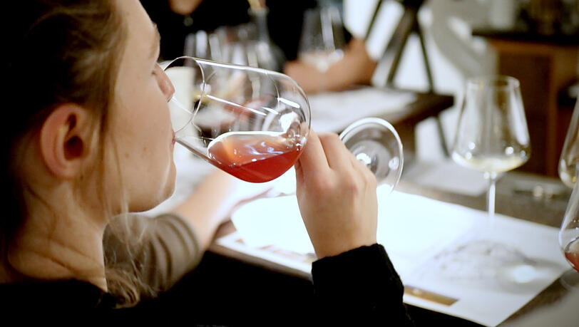 20 Winzerinnen und Winzer präsentieren mehr als 100 Weine - Sie können von Stand zu Stand die unterschiedlichsten Weinsorten entdecken und probieren. 20 Winzerinnen und Winzer präsentieren mehr als 100 Weine - Sie können von Stand zu Stand die unterschiedlichsten Weinsorten entdecken und probieren.