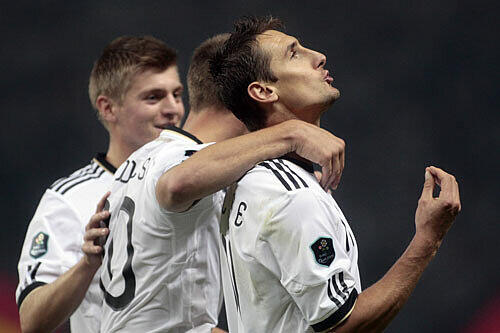 Beim Jubeln vorne mit dabei: Toni Kroos (r.) feiert gemeinsam mit Kollege Lukas Podolski den Doppel-Torschützen Miroslav Klose
