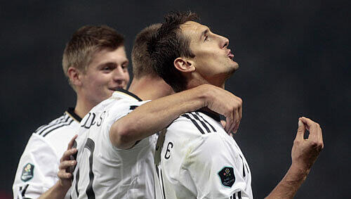 Beim Jubeln vorne mit dabei: Toni Kroos (r.) feiert gemeinsam mit Kollege Lukas Podolski den Doppel-Torschützen Miroslav Klose Beim Jubeln vorne mit dabei: Toni Kroos (r.) feiert gemeinsam mit Kollege Lukas Podolski den Doppel-Torschützen Miroslav Klose