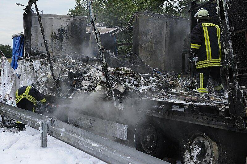Schwerer Unfall mit drei Lkw bei Wörth: Der Fahrer eines Lastwagen kollidierte mit einem der abgestellten Fahrzeuge, woraufhin drei Lkw in Flammen aufgingen. Ein Mann kam ums Leben. Die Bilder