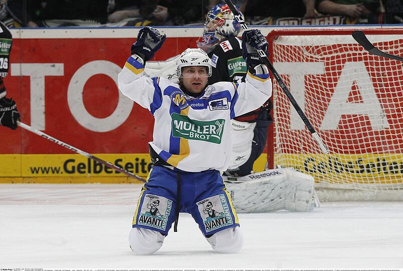 Schon ein Bild aus vergangenen Tagen: EHC-Stürmer Martin Schymainski beim Torjubel.