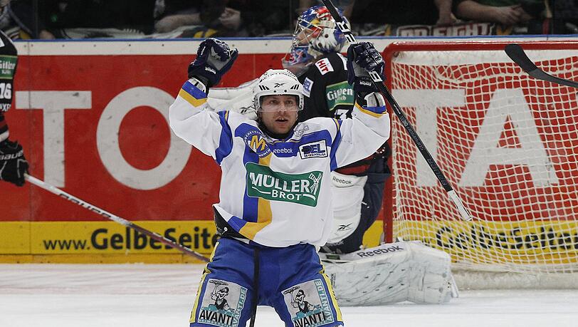 Schon ein Bild aus vergangenen Tagen: EHC-Stürmer Martin Schymainski beim Torjubel. Schon ein Bild aus vergangenen Tagen: EHC-Stürmer Martin Schymainski beim Torjubel.
