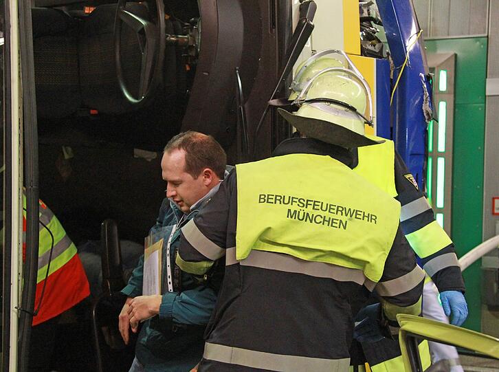 Ein schwerer Autounfall im Tunnel, klaffende Wunden, schreiende Verletzte: Rettungskräfte haben den Ernstfall im Richard-Strauss-Tunnel geprobt. Die AZ war dabei und hat den großen Übungseinsatz verfolgt.