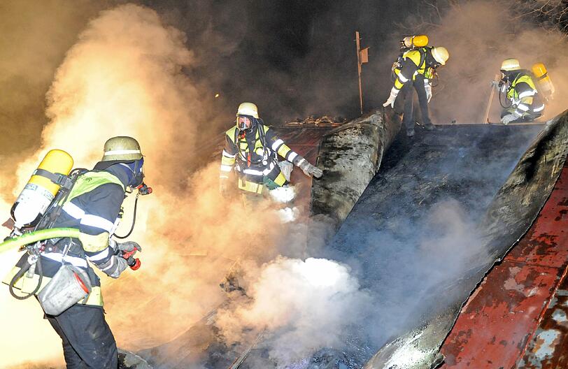 ... ruft die Feuerwehr. Um den Brand zu löschen, öffnen die Einsatzkräfte der Feuerwehr den Dachstuhl an mehrern Stellen, um einzelne Brandnester zu löschen.